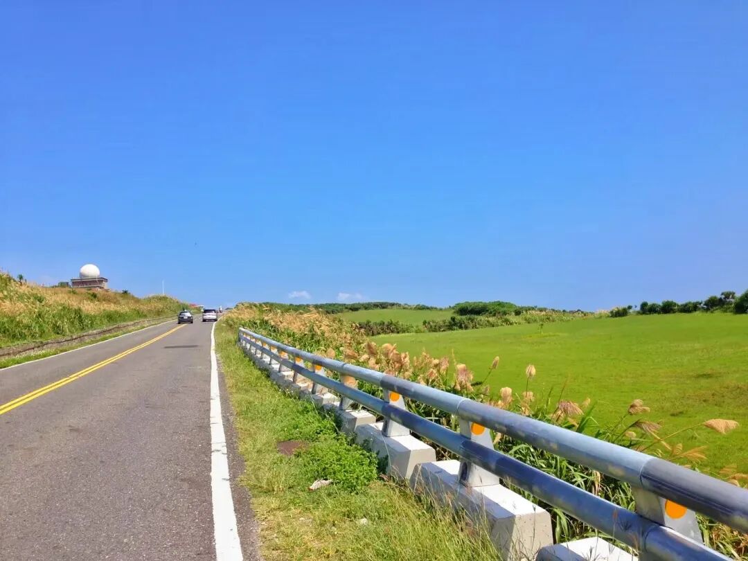 A winding road along the Kenting coastline, reminiscent of Hainan Island's环岛公路