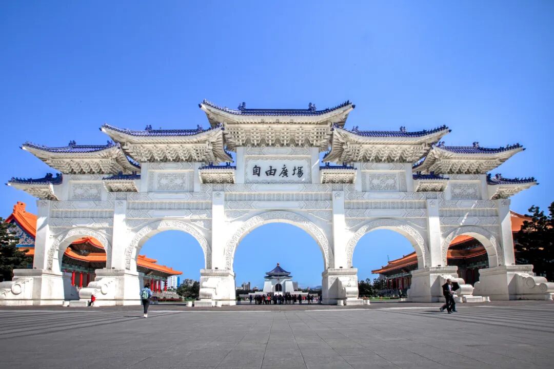 Liberty Square Activities The expansive Liberty Square with the Chiang Kai-shek Memorial Hall in the background, bustling with people.