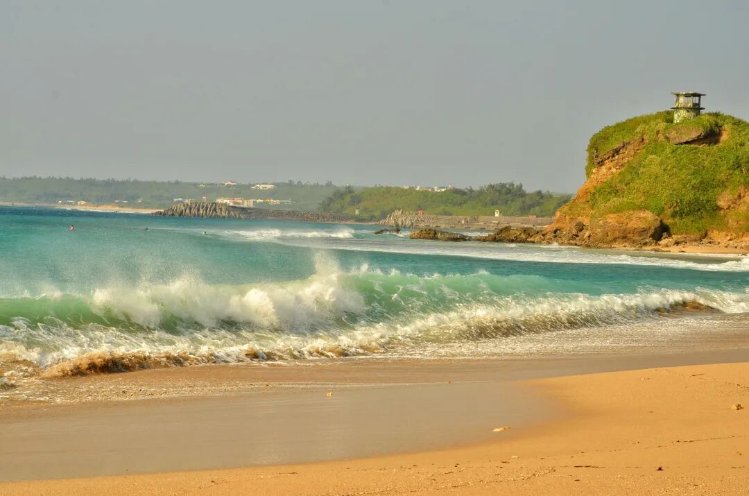A scenic small bay near Kenting Street, with strong waves and rugged coastal beauty
