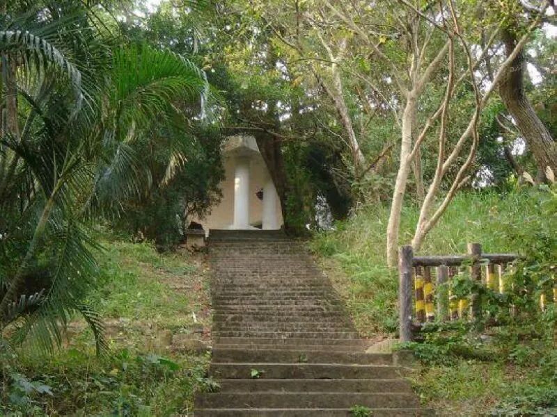Path leading to Ciyun Pavilion