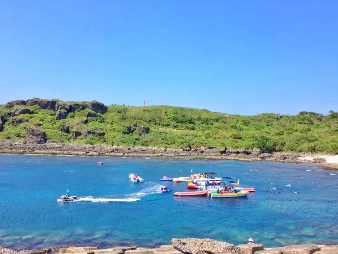 Clear blue waters of Houbihu Fishing Harbor, ideal for snorkeling enthusiasts