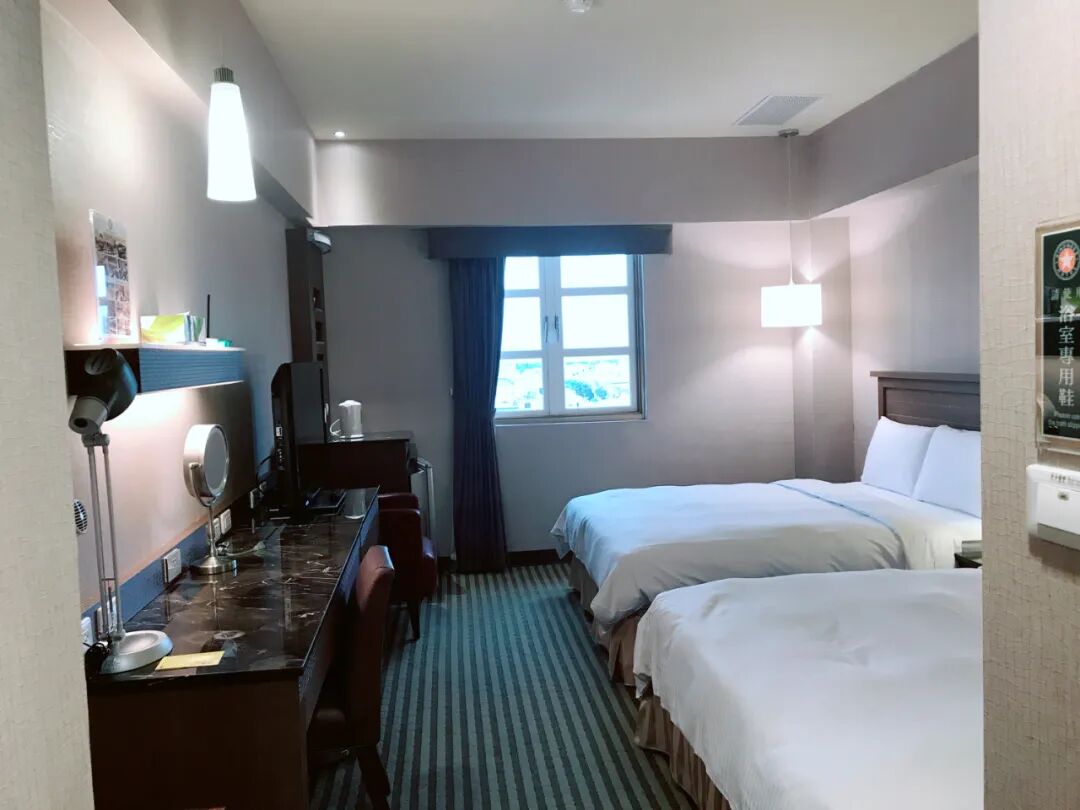 Spacious and comfortable hotel room at Chien-Hsiang Hotel in Taitung, Taiwan.