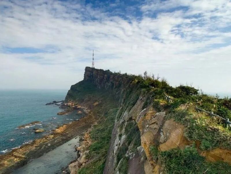 Narrow wave-cut platform in Yehliu Geopark Area 3