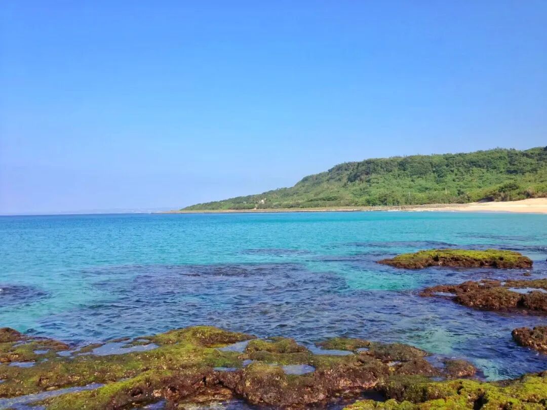 View of the vast ocean and a rugged cliffside near Eluanbi Park in Kenting