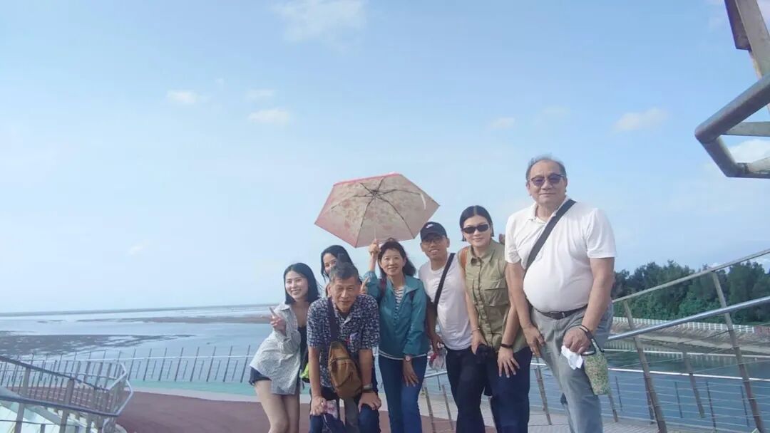 Delicious fresh seafood and sugarcane juice from Taichung market, reflecting Taichung's unique culture and landscapes