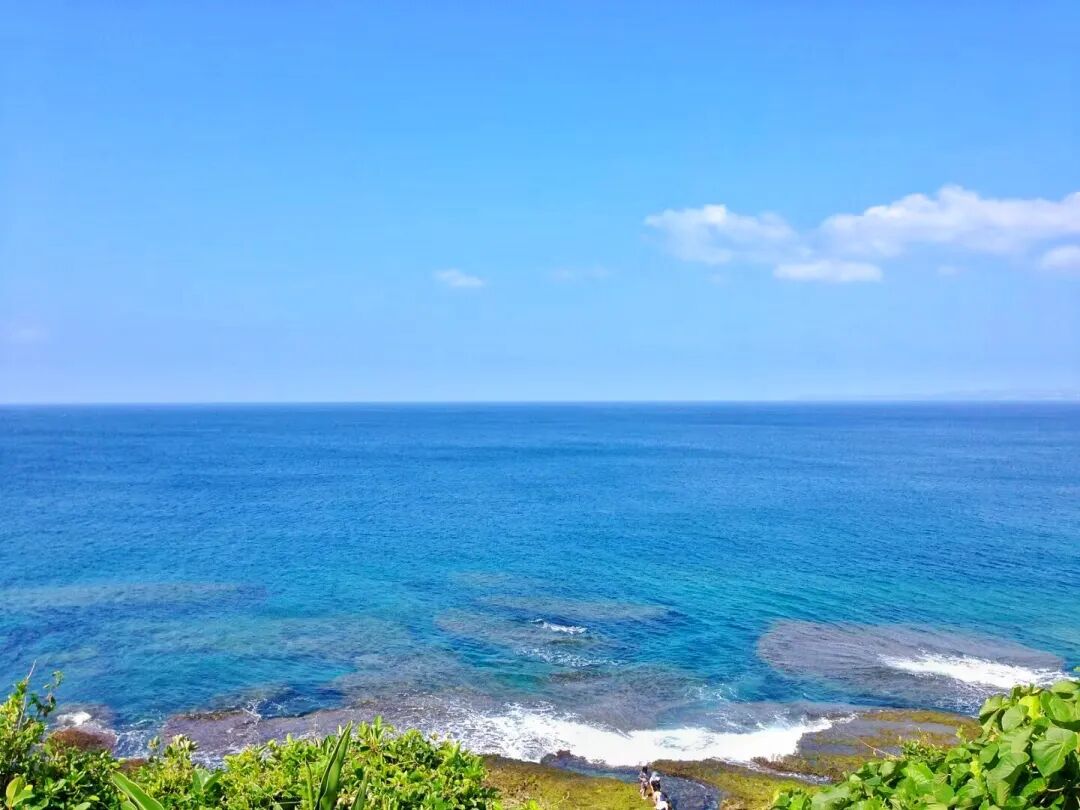 Incredibly clear, gradient blue ocean water in Kenting, almost unreal