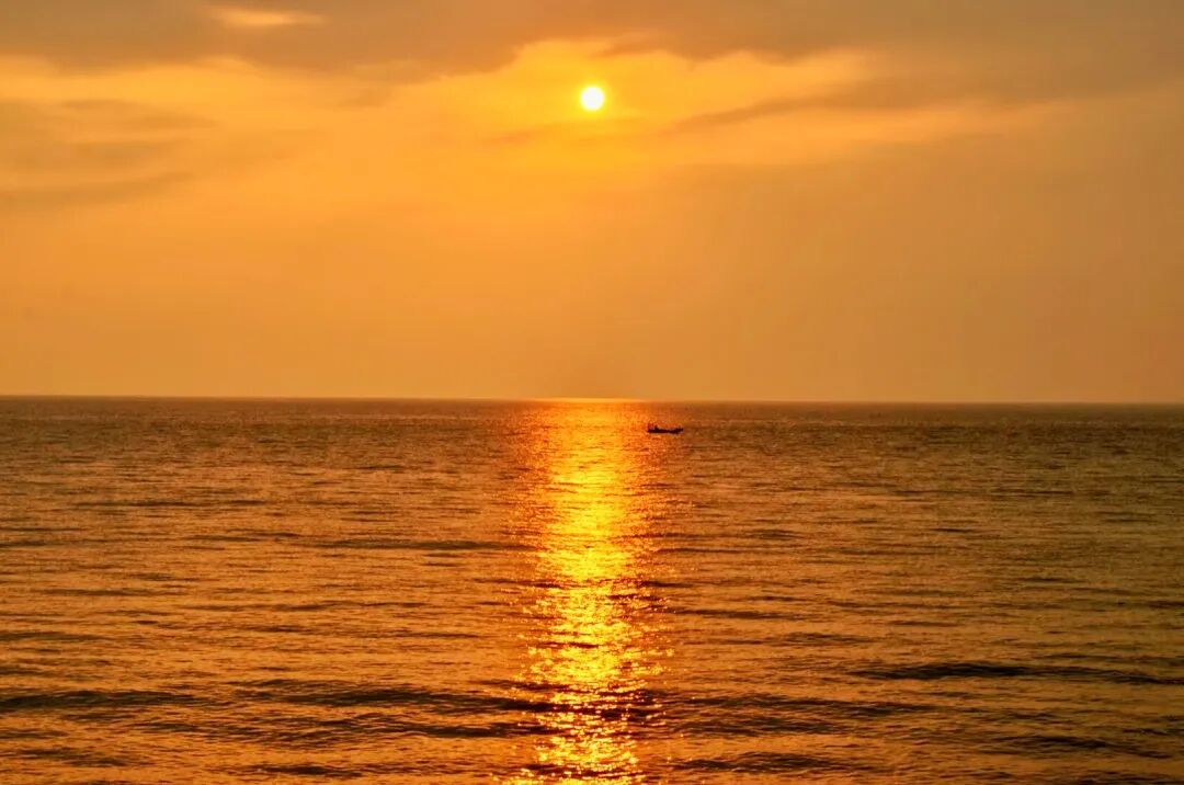 Golden hour over the expansive Kenting ocean, calm waters reflecting the sky