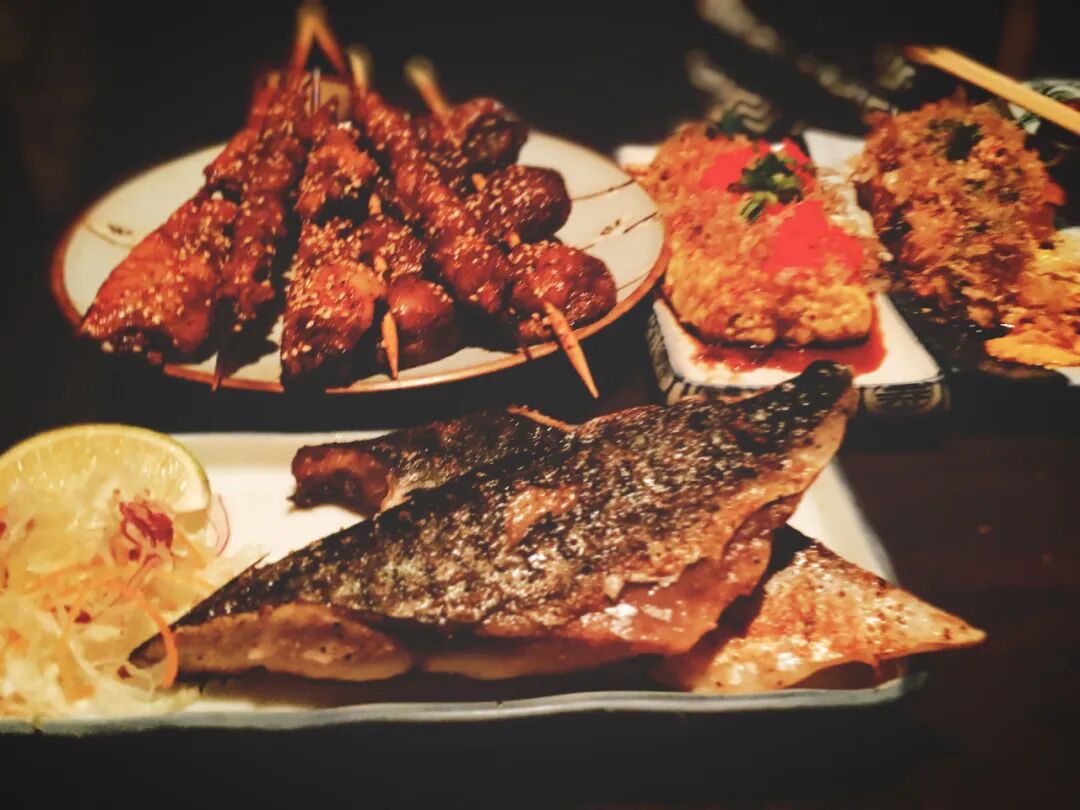 Assorted yakitori skewers and drinks at Zhucun Izakaya