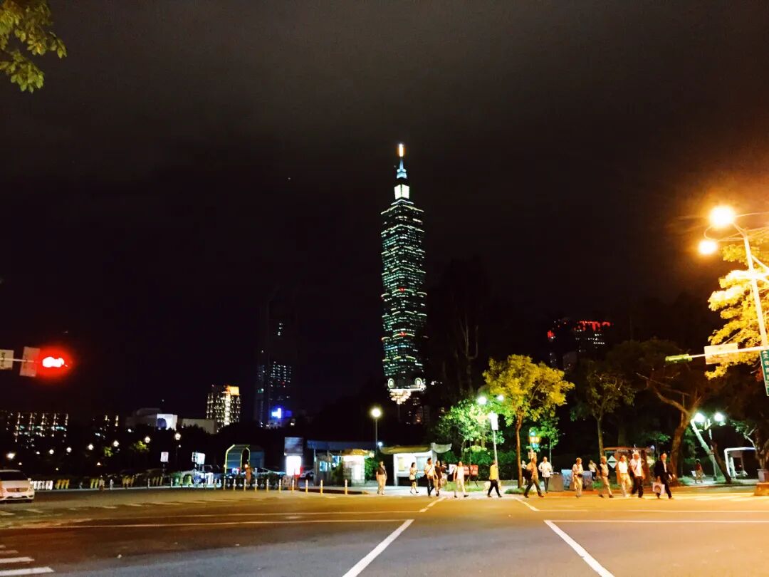 Picturesque tranquil pond, perhaps the elusive Cuihu Lake.