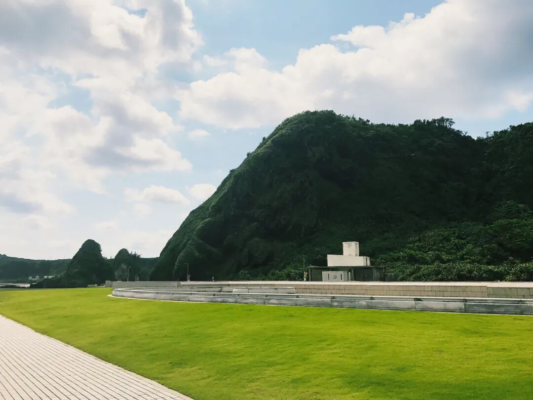 Breathtaking coastline of Green Island, with dramatic cliffs and turquoise waters.