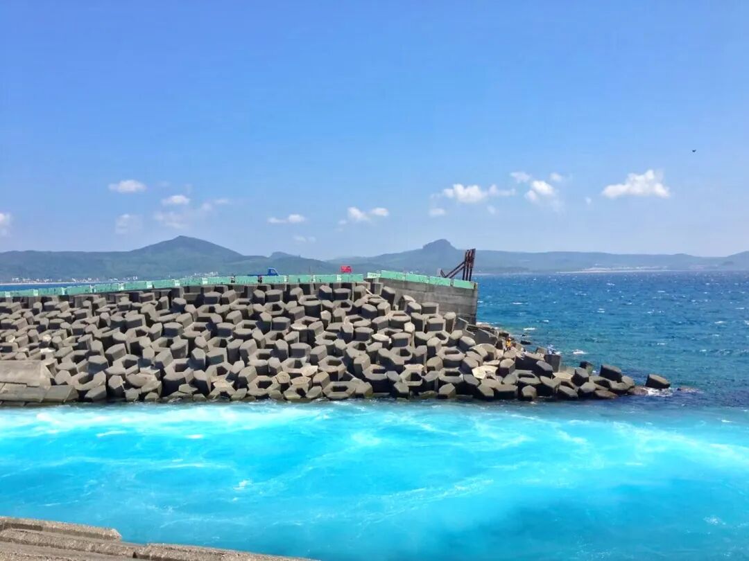 Transparent blue waters of Houbihu Fishing Harbor, inviting for water activities