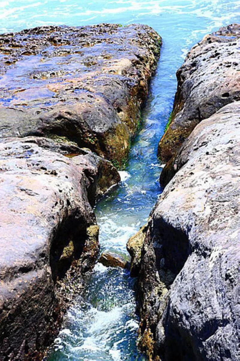 Smaller sea-eroded groove