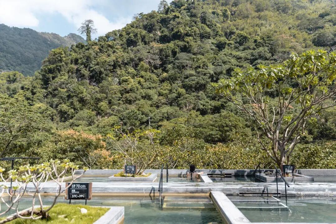 Tai'an Guanzhi infinity pool with mountain views
