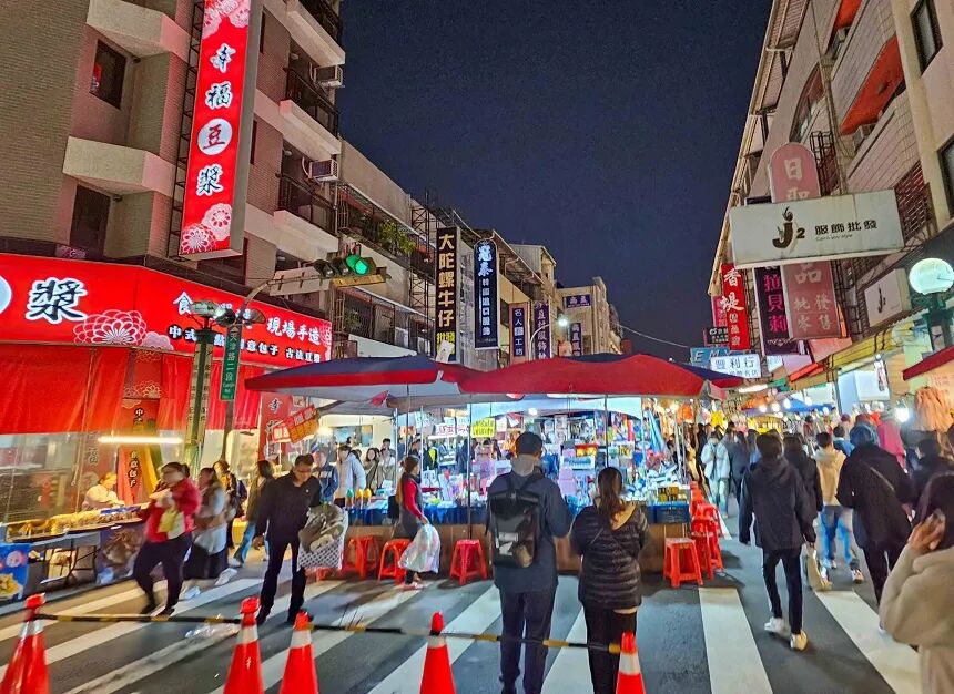 Taichung Tianjin Road, a vibrant Taiwanese Lunar New Year market scene