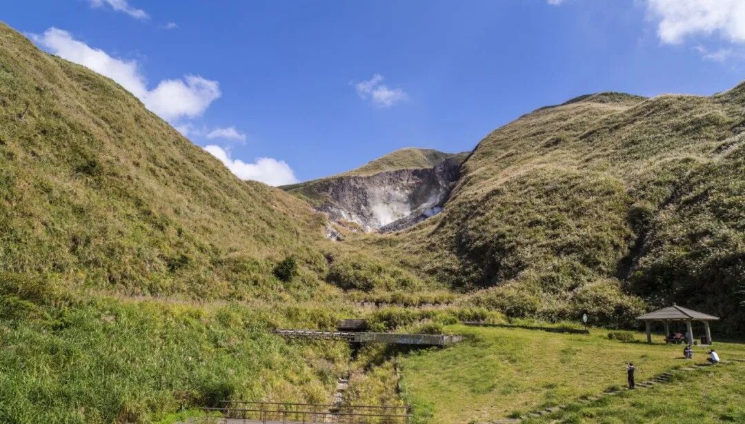 Qixing Mountain peak with observation deck and lush greenery, Taipei's highest point