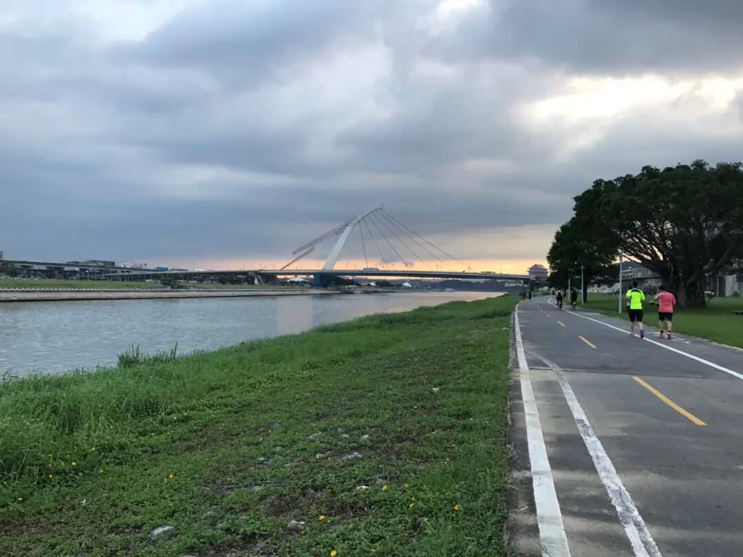 Dazhi Bridge over Keelung River at dusk