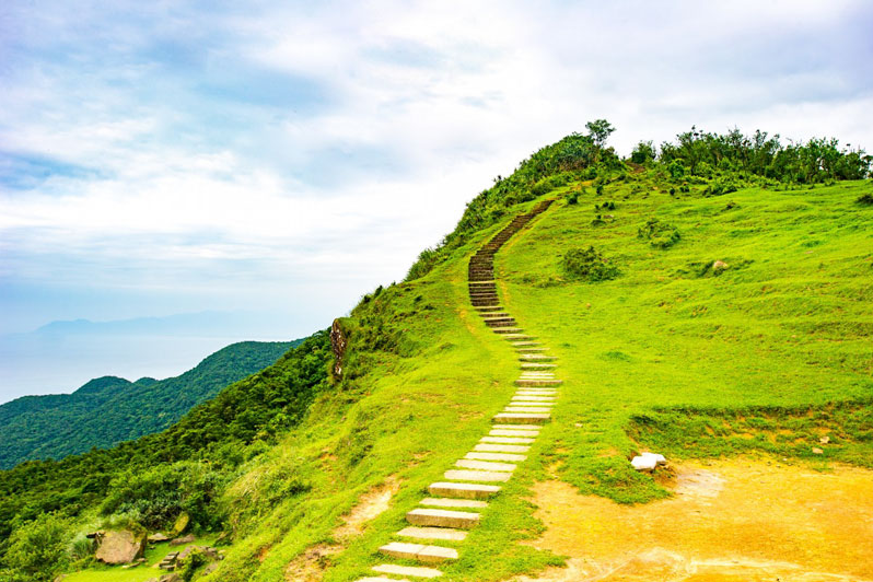 Taoyuan Valley vast grassland with ocean view