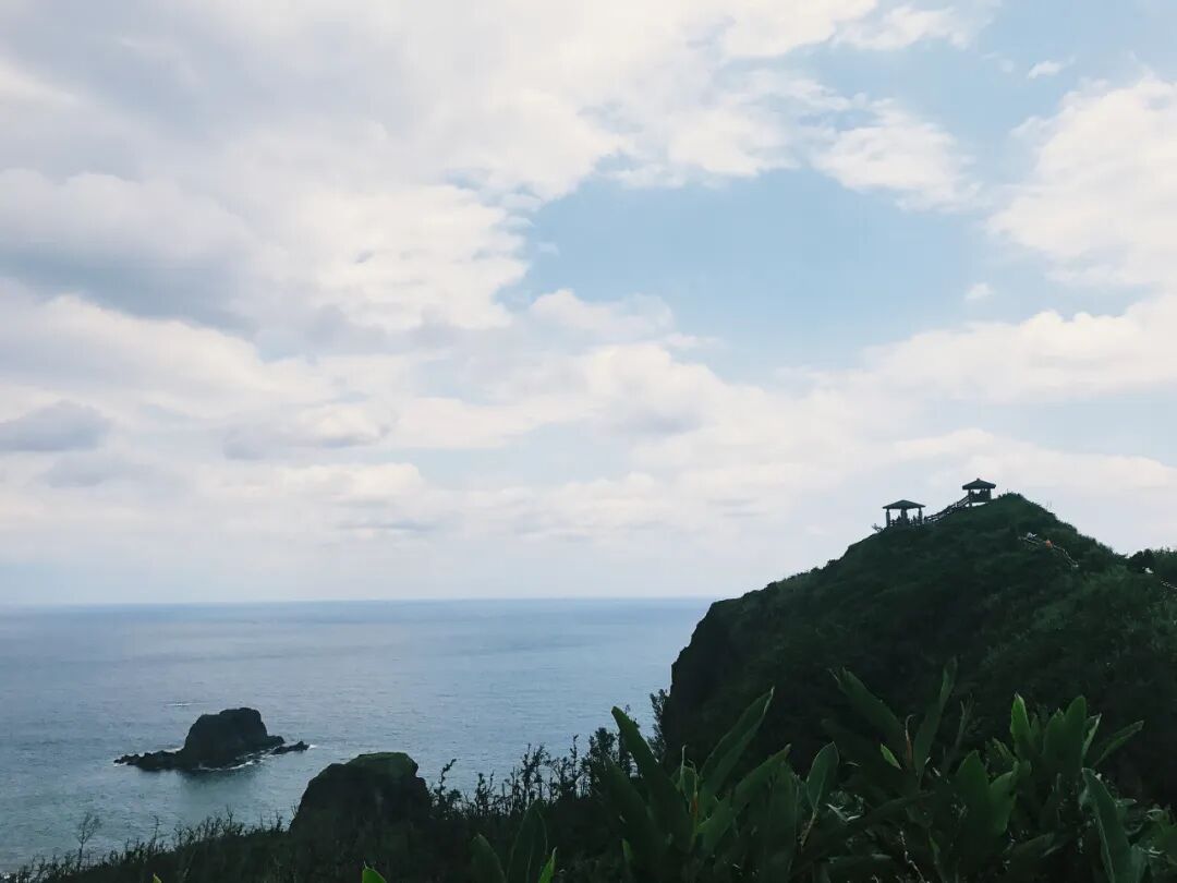 Panoramic view of Green Island's coastline and ocean from the Little Great Wall viewpoint.