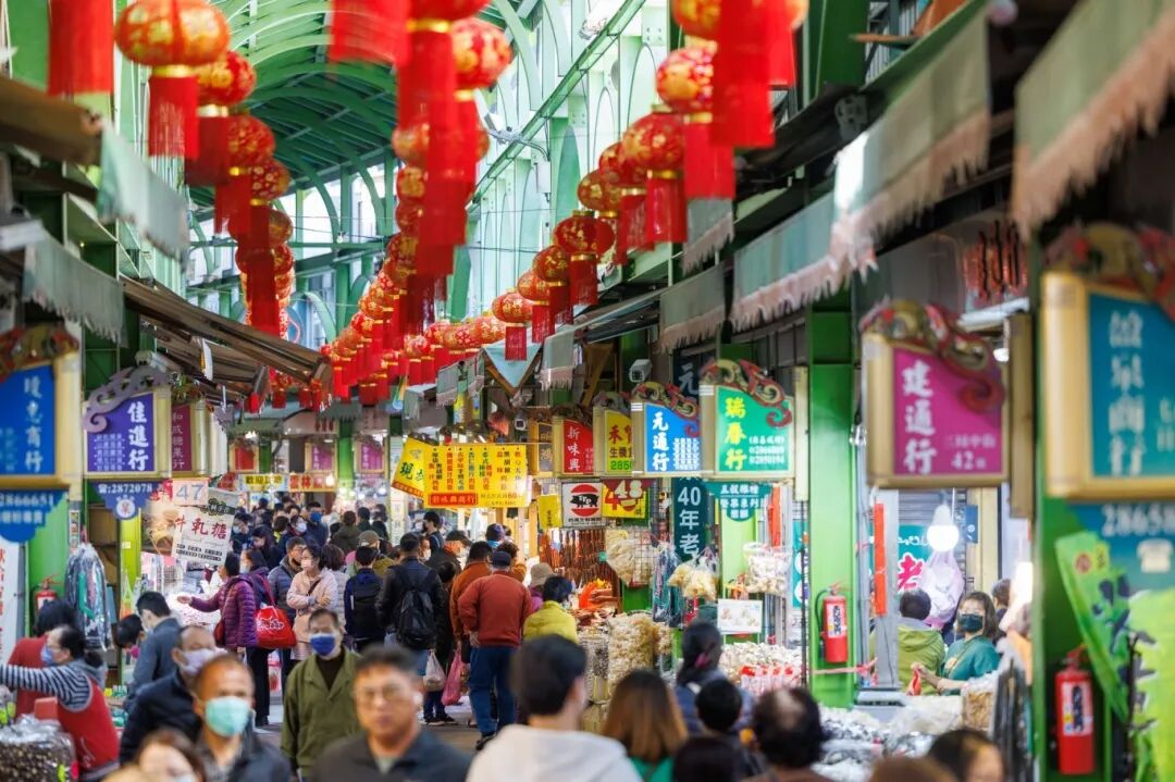 Kaohsiung Sanfong Central Street, a vibrant Taiwanese Lunar New Year market scene with various goods