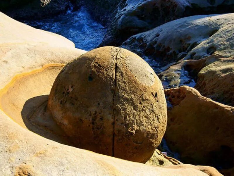 Earth Stone (pothole) rock formation