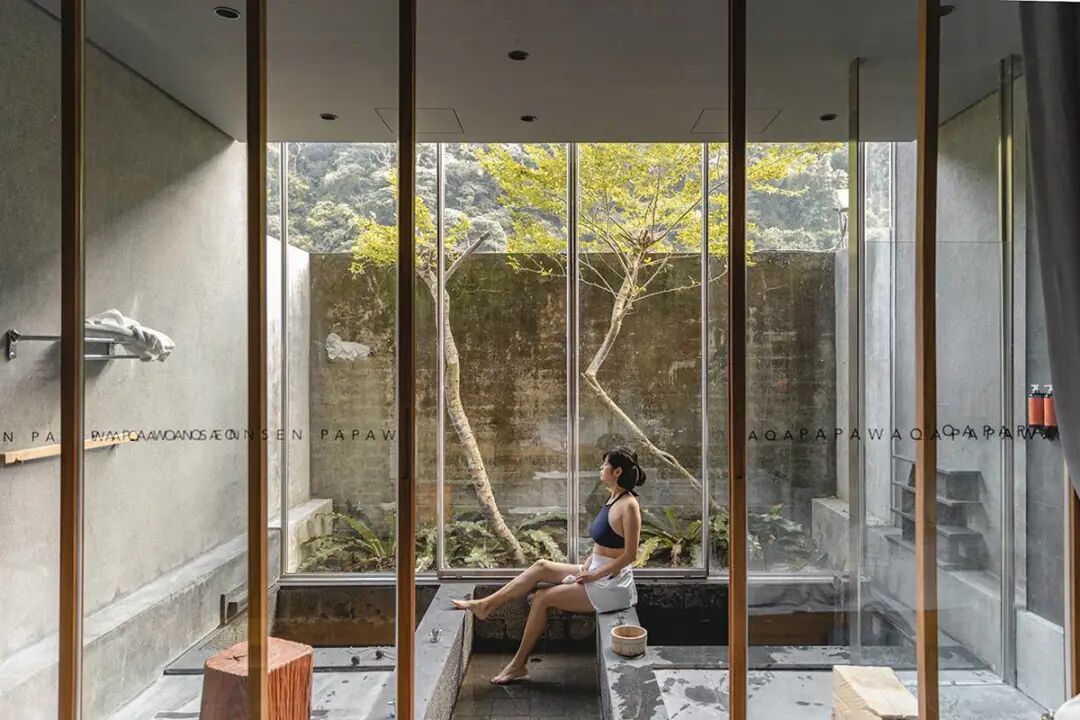 Semi-open-air rock tub in a Tai'an Guanzhi suite