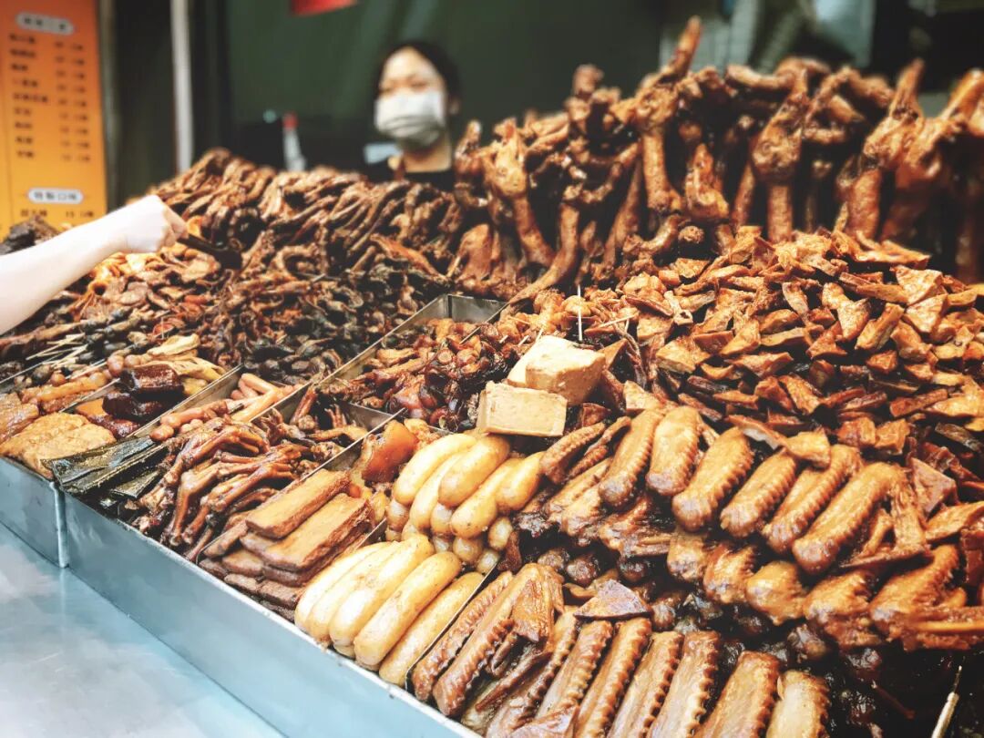 Neatly arranged pile of tart green mango strips, perfect for dipping in plum powder.