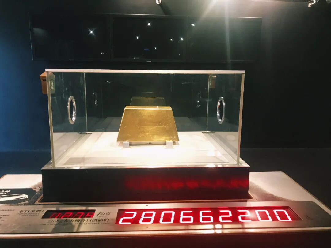Jinguashi's giant gold bar. The massive 200kg gold bar, a main attraction at Jinguashi Gold Museum.