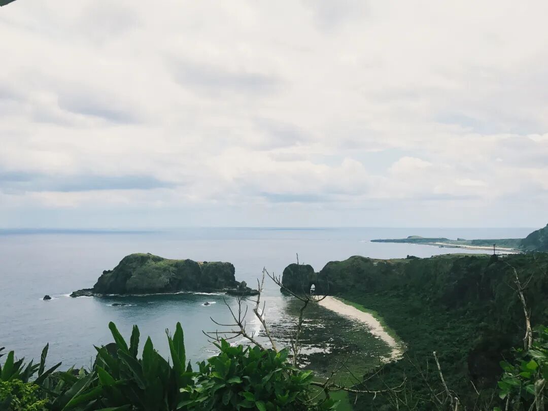Coastal road on Green Island, winding alongside the beautiful Pacific Ocean.