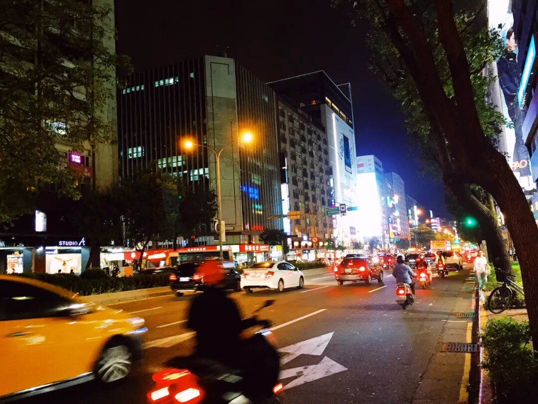 Lush Zhongshan Park, perfect for relaxing strolls.