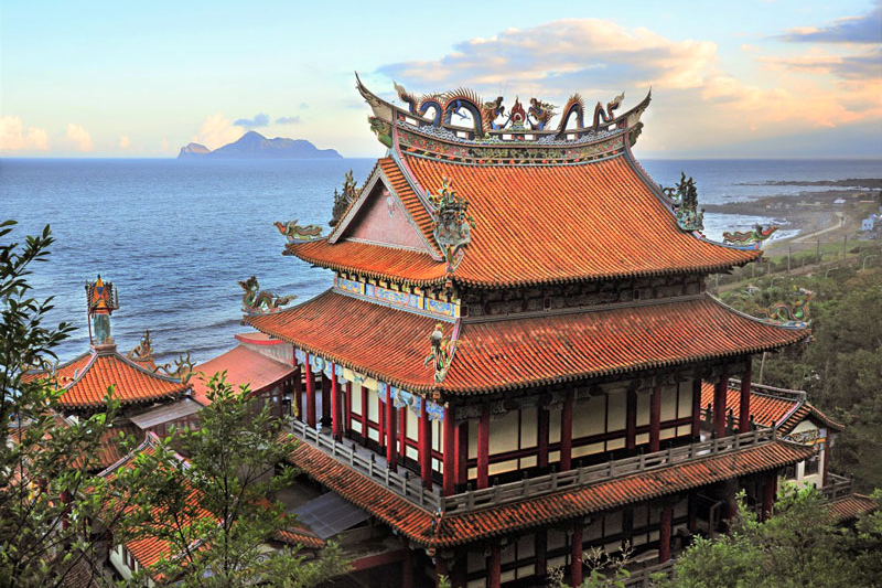 Dali Tiangong Temple with Guishan Island in background