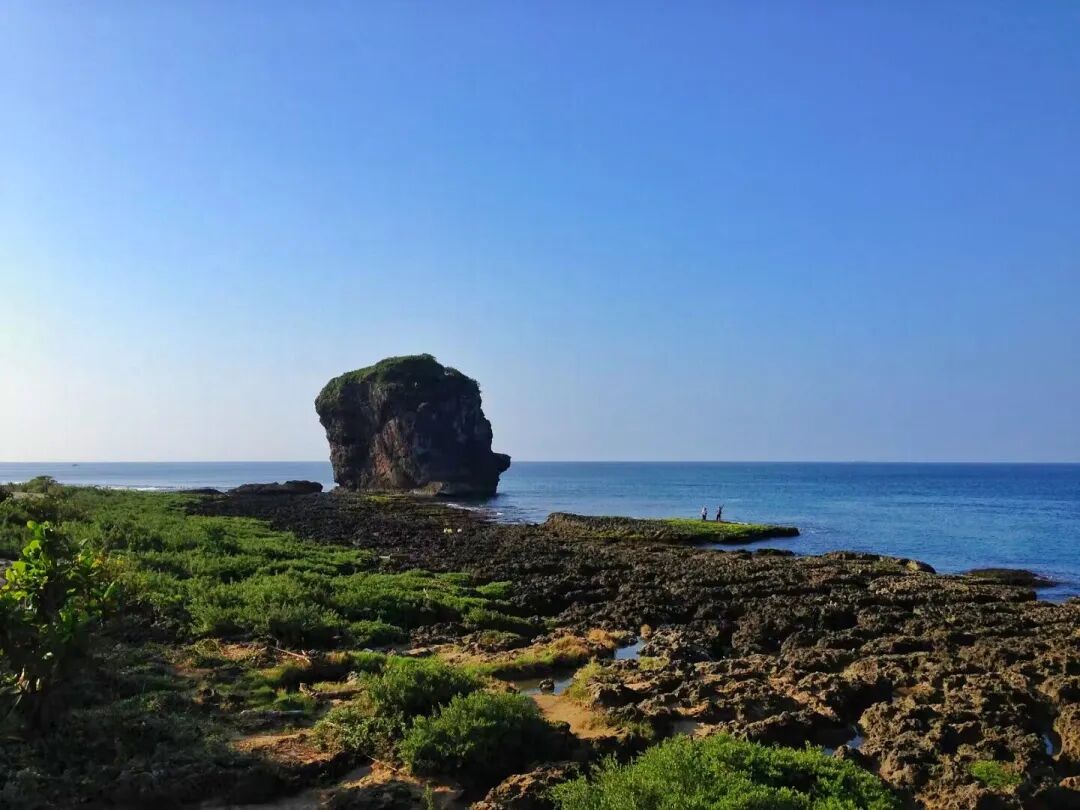 Sail Rock formation in Kenting, resembling a cat's head by the ocean