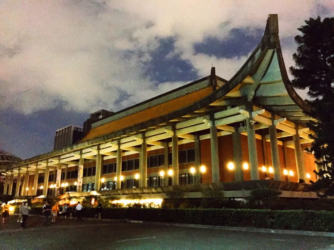 Grand bronze statue of Dr. Sun Yat-sen inside the Memorial Hall.