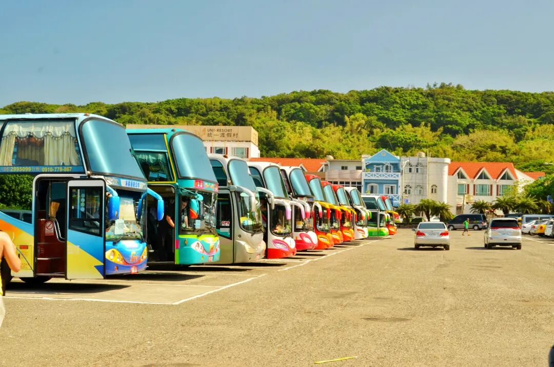 Parking lot at Eluanbi Park in Kenting, with many tour buses and cars
