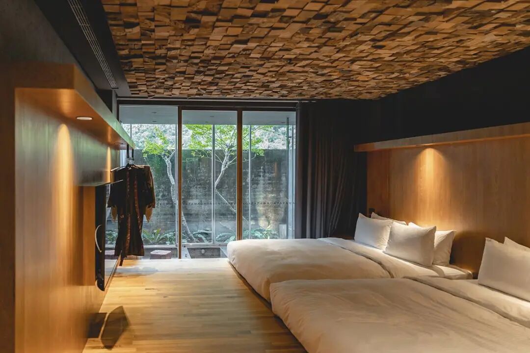 Interior of Tai'an Guanzhi Sun View Suite with warm lighting