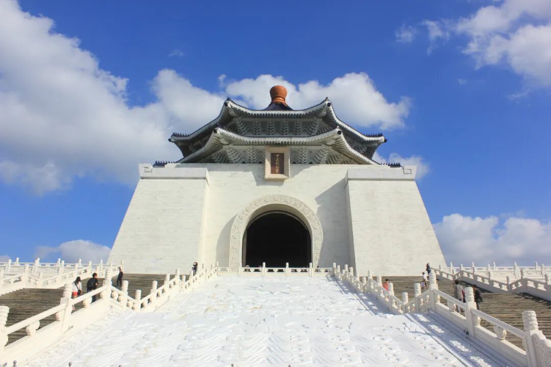 CKS Memorial Hall Architecture The distinctive blue tiled roof and white walls of the Chiang Kai-shek Memorial Hall.