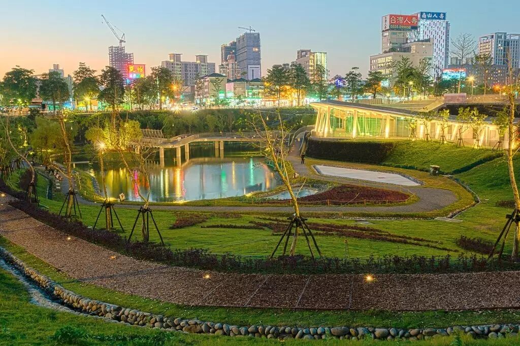 Lush green landscape and tranquil lake at Qiuhonggu Plaza, highlighting its innovative ecological design.