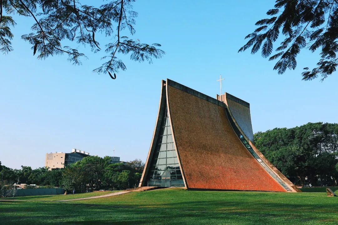 Tunghai University: Lush Campus Grounds An expansive, green vista of Tunghai University's beautiful campus, inviting exploration.
