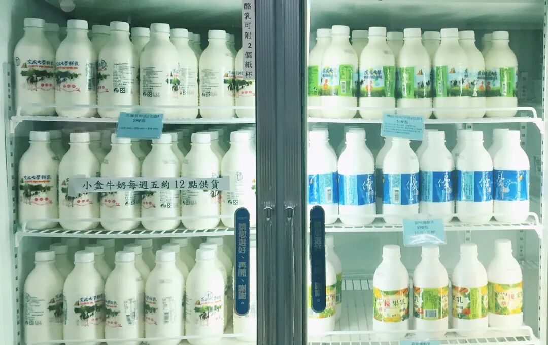 Tunghai Lake: A Serene Campus Escape A peaceful and scenic view of Tunghai Lake, offering a tranquil retreat on the bustling university campus.