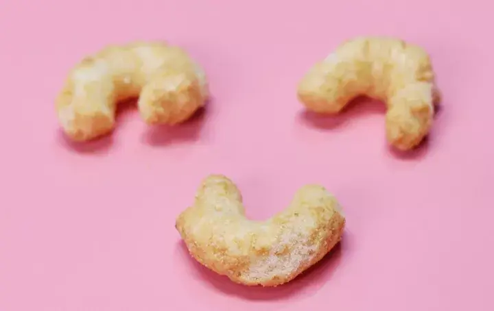 Smiling curved Guai Guai snack piece